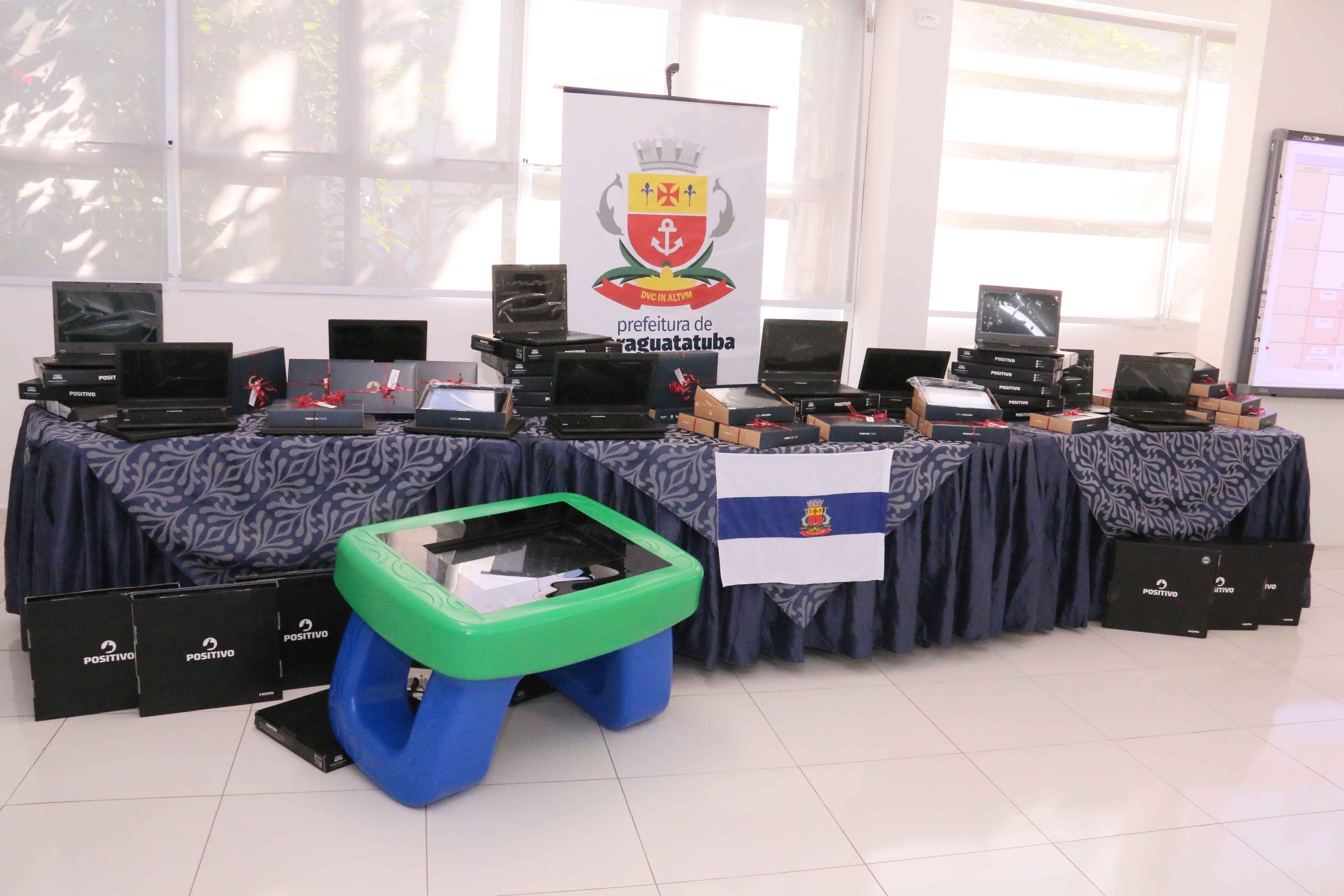 Aguilar Junior entrega mesas interativas, notebooks e tablets para os CRIES e Salas de Recursos da Educação Inclusiva (Fotos: Luís Gava/PMC)