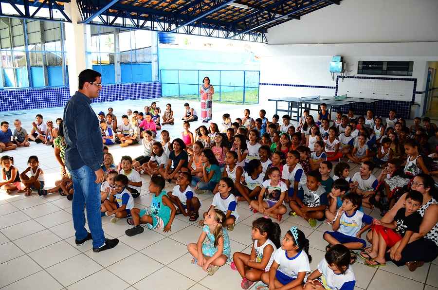Aguilar Junior faz entrega de kits escolares aos alunos do bairro Praia das Palmeiras