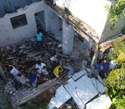 Casa com risco de desabamento é demolida na Serrinha da Olaria Casa com risco de desabamento é demolida na Serrinha da Olaria