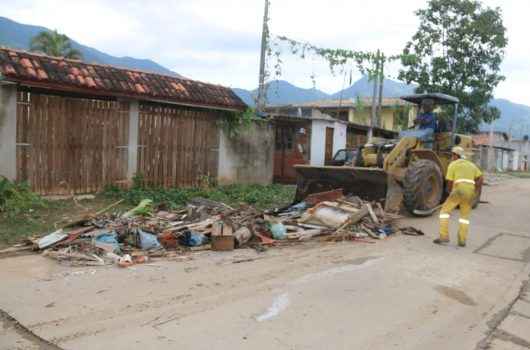 Prefeitura de Caraguatatuba entrega kits de limpeza e retira entulhos das ruas do Perequê-Mirim Prefeitura de Caraguatatuba entrega kits de limpeza e retira entulhos das ruas do Perequê-Mirim