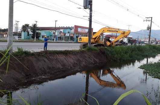 Prefeitura continua ações de drenagem no Pontal de Santamarina Prefeitura continua ações de drenagem no Pontal de Santamarina