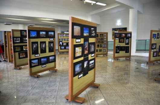 Alunos do Curso de Fotografia da Fundacc realizam exposição no Teatro Mario Covas Alunos do Curso de Fotografia da Fundacc realizam exposição no Teatro Mario Covas