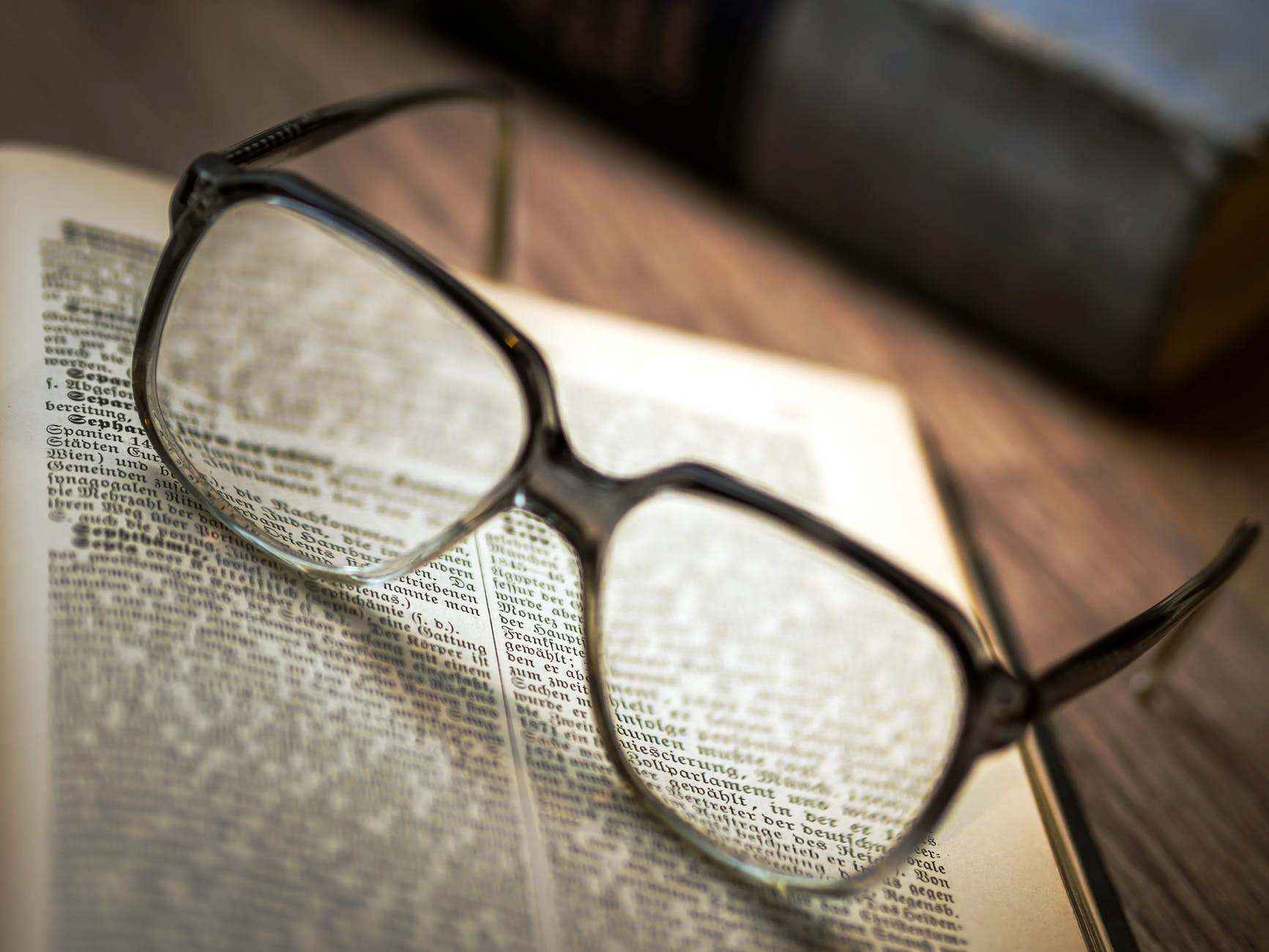 Image result for OCULOS DE IDOSO ENCIMA DE UM LIVRO