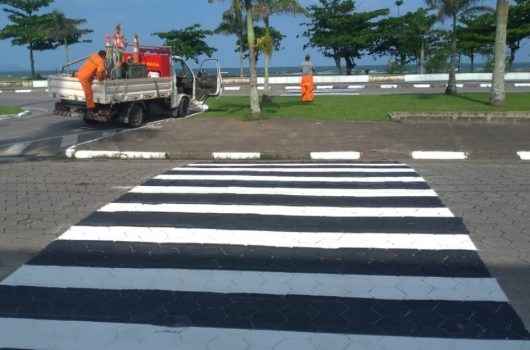 Prefeitura implanta mais de 190 postes e placas de sinalização em Caraguatatuba Prefeitura implanta mais de 190 postes e placas de sinalização em Caraguatatuba