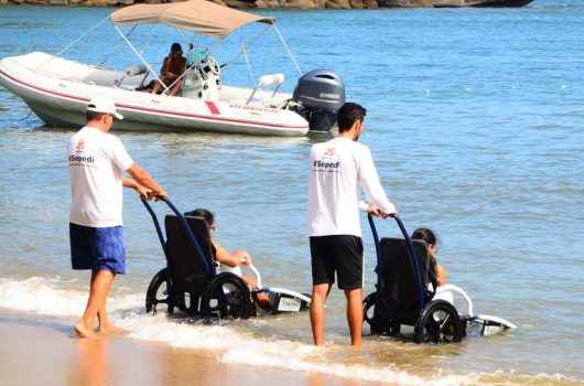 Praia para todos: Caraguatatuba garante atividades gratuitas para pessoas com deficiência e idosos Praia para todos: Caraguatatuba garante atividades gratuitas para pessoas com deficiência e idosos