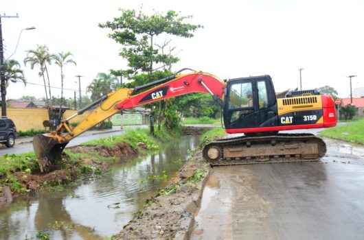 Prefeitura realização intervenção arborística para construção de canal de drenagem na região do Britânia/Santamarina Prefeitura realização intervenção arborística para construção de canal de drenagem na região do Britânia/Santamarina