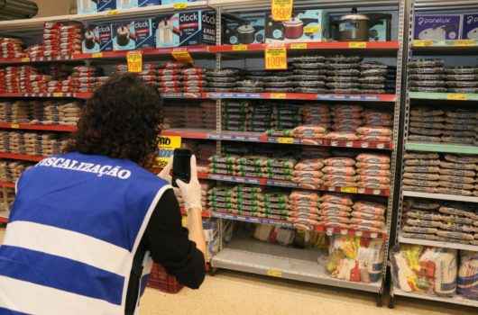 Procon de Caraguatatuba notifica supermercados sobre aumento abusivo nos preços Procon de Caraguatatuba notifica supermercados sobre aumento abusivo nos preços