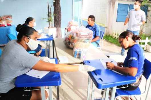 Prefeitura inicia entrega de kit alimentação aos alunos carentes Prefeitura inicia entrega de kit alimentação aos alunos carentes