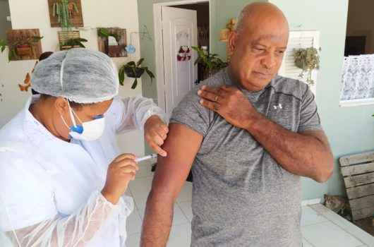 Vacinação contra gripe para idosos será sempre de segunda a sexta-feira casa a casa até 15 de abril Vacinação contra gripe para idosos será sempre de segunda a sexta-feira casa a casa até 15 de abril