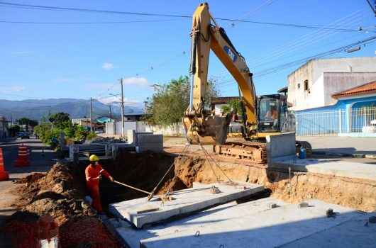 Prefeitura continua com obras contra alagamentos na Avenida Brasília Prefeitura continua com obras contra alagamentos na Avenida Brasília