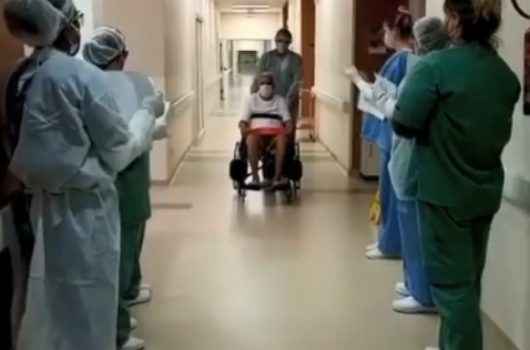 Covid-19: Três pacientes recebem alta do Hospital Regional, entre eles, mãe e filha Covid-19: Três pacientes recebem alta do Hospital Regional, entre eles, mãe e filha