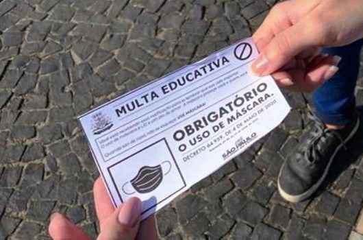 Prefeitura de Caraguatatuba reforça uso de máscara com “multa educativa moral” Prefeitura de Caraguatatuba reforça uso de máscara com “multa educativa moral”