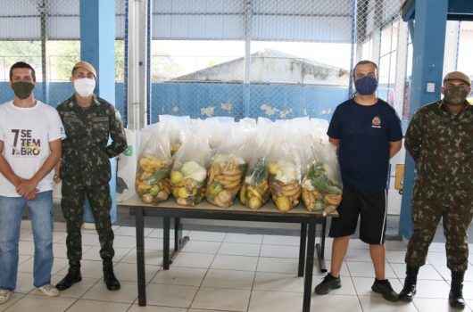 Mais 900 kits de hortifrutis são entregues em Caraguatatuba com ajuda do Exército Mais 900 kits de hortifrutis são entregues em Caraguatatuba com ajuda do Exército