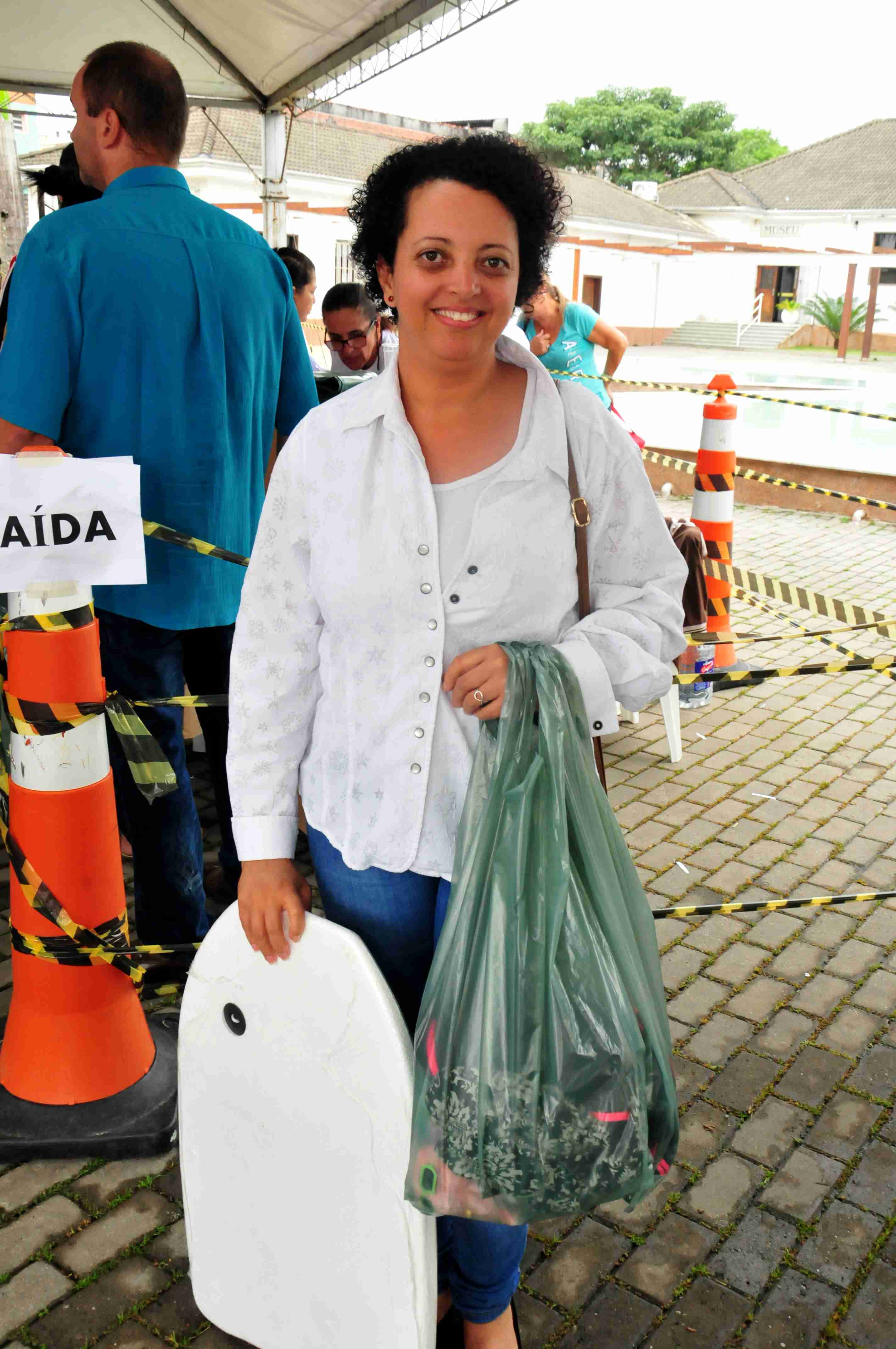 Centenas de pessoas passam pelo Bazar do Fundo Social de Caraguatatuba