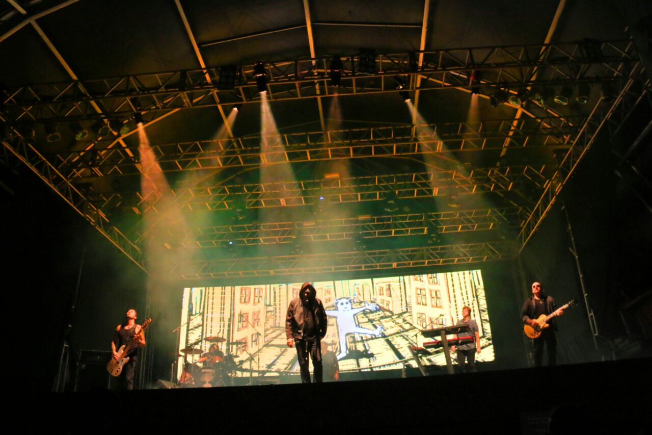 Rock do Biquíni Cavadão embala o público na Praça da Cultura em Caraguatatuba