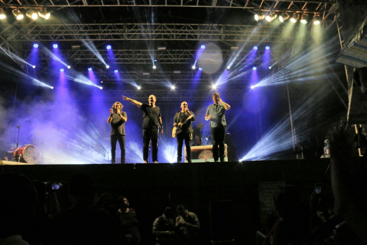 Rock do Biquíni Cavadão embala o público na Praça da Cultura em Caraguatatuba  