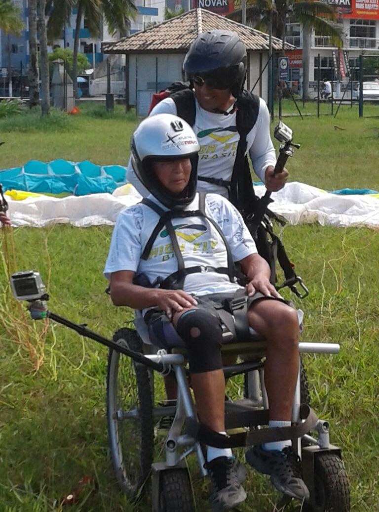 Mitsuo Kashiura voa de paraglider pela primeira vez aos 85 anos