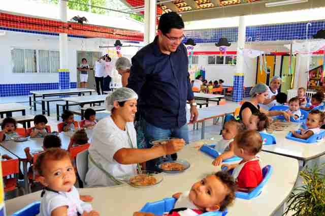 Aguilar Junior assina adesão ao Programa Prefeito Amigo da Criança