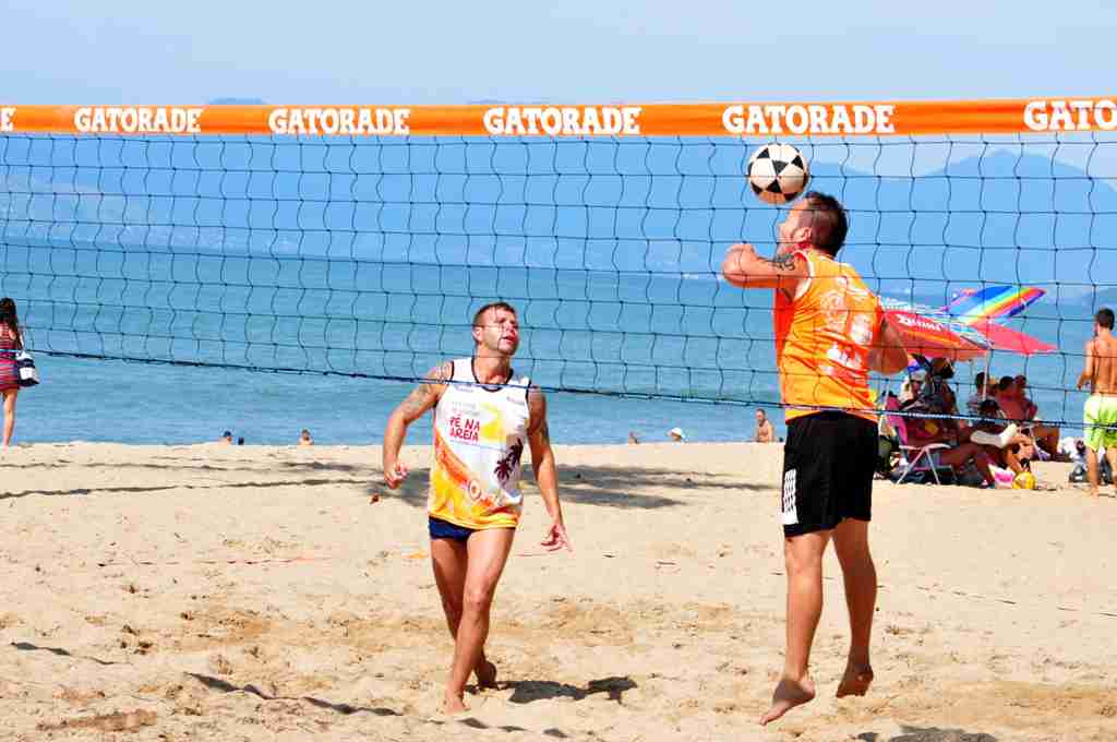 Cerca de 120 duplas disputam campeonato Paulista de Futevôlei em Caraguatatuba (Fotos: Luís Gava)