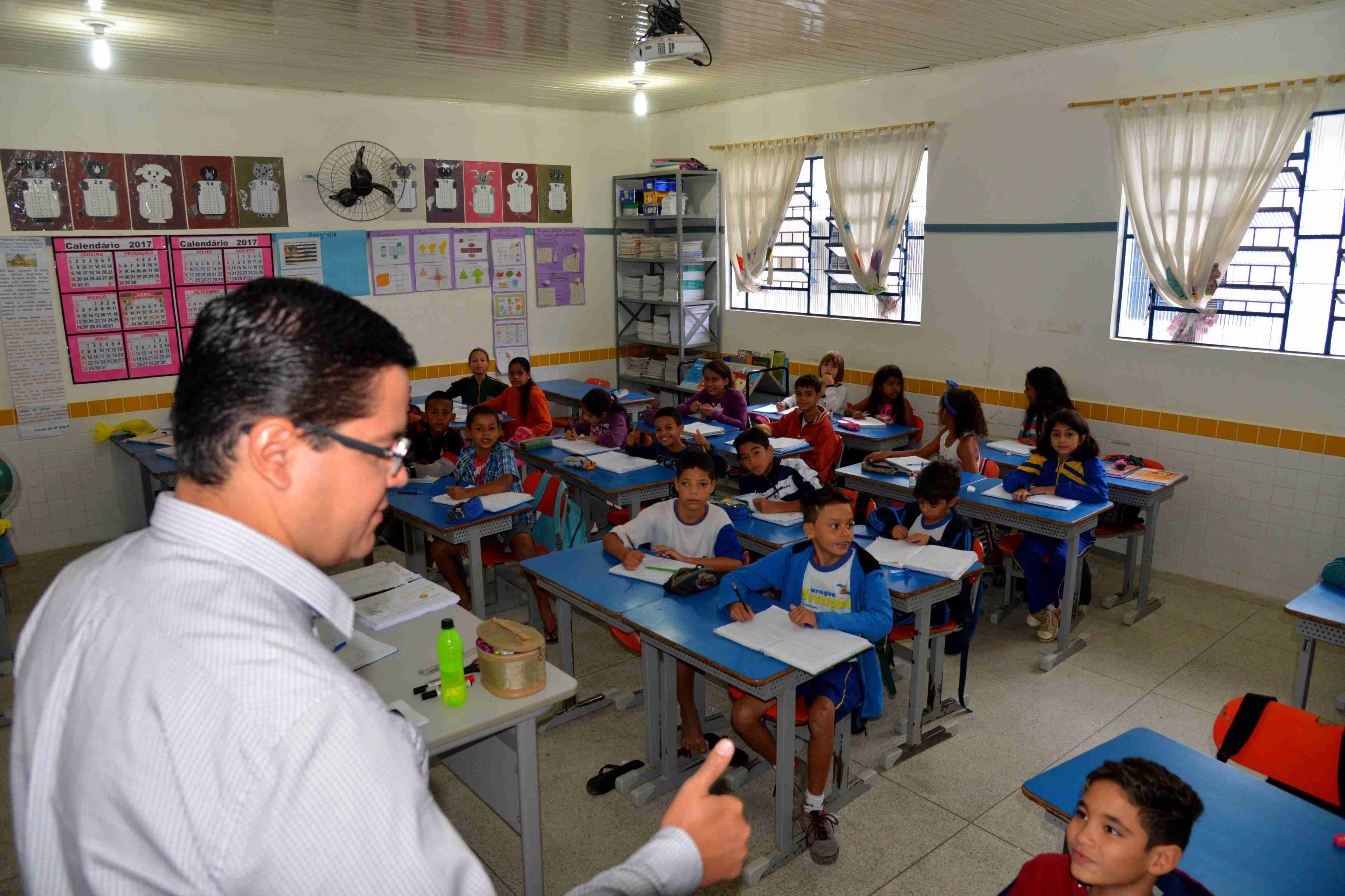  Prefeito visita bairro do Pegorelli e anuncia obras de manutenção e revitalização em unidade escolar