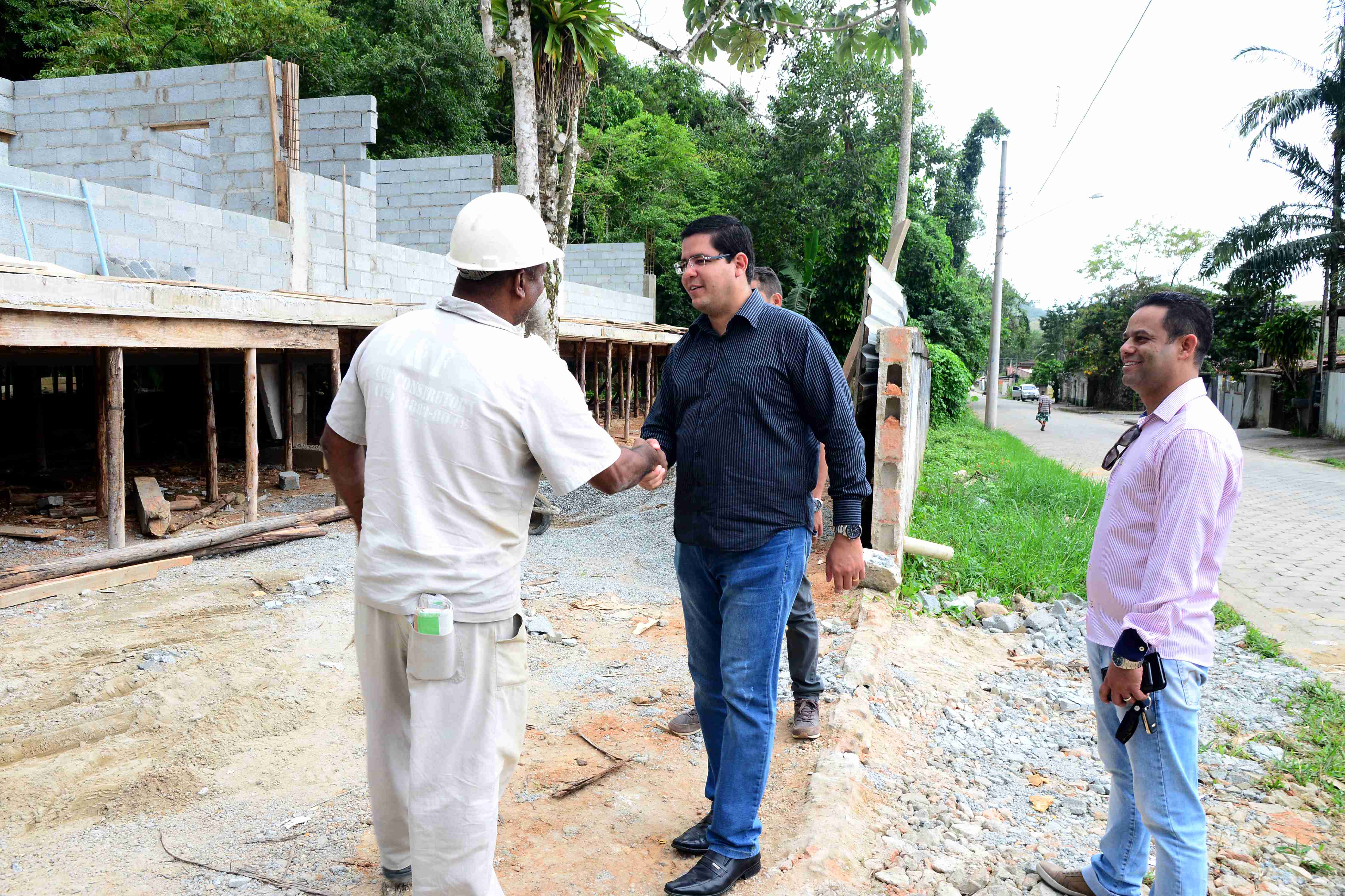 Aguilar Junior visita obra do Centro de Convivência do Idoso e ruas do Jaraguazinho