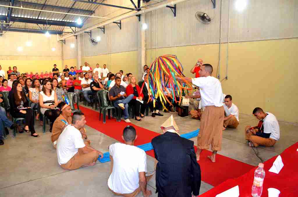 Emoção marca apresentação de teatro e canto de detentos do CDP durante formatura