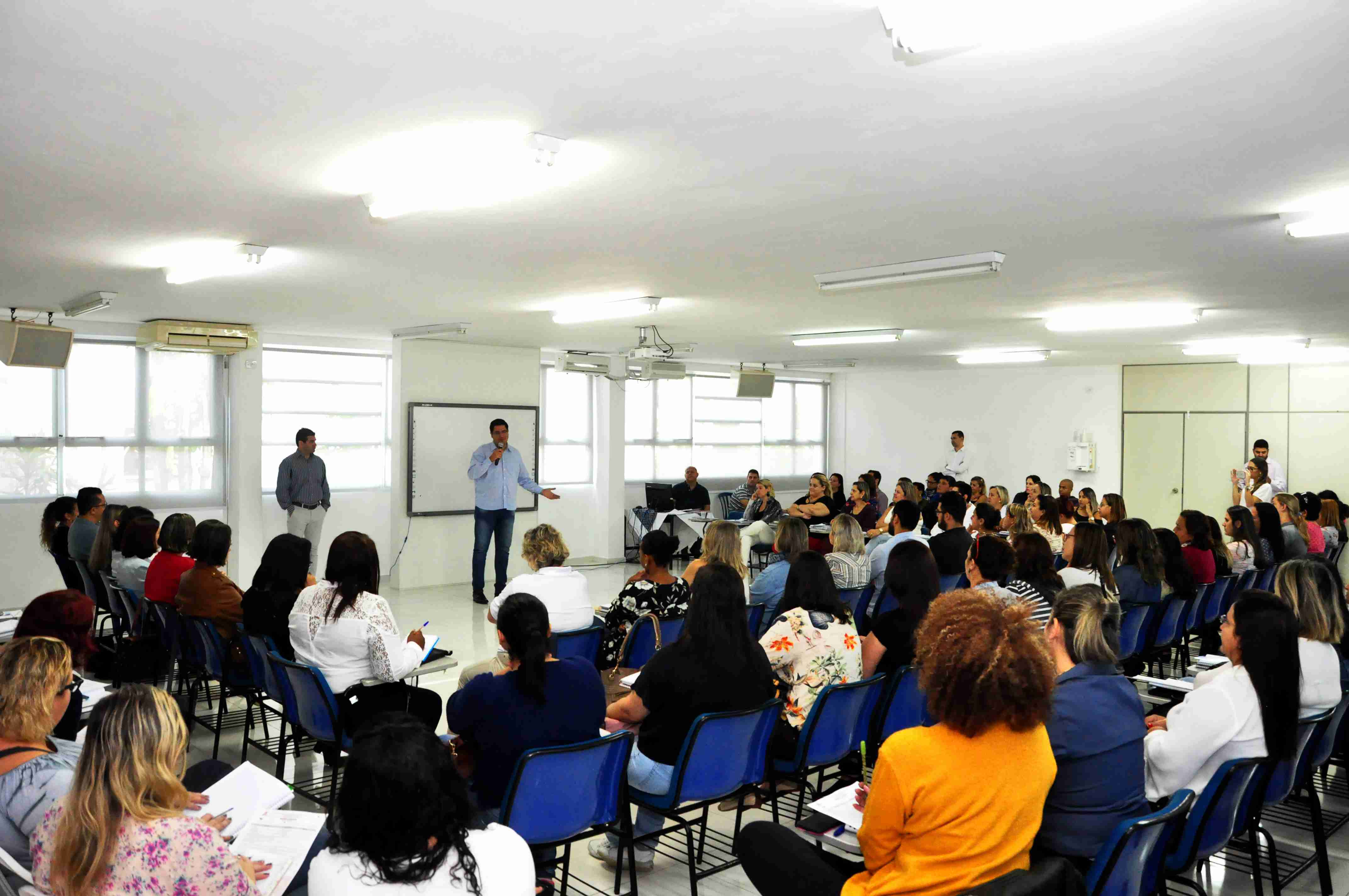 Aguilar Júnior anuncia adequação de cálculo da carga suplementar dos professores da rede municipal