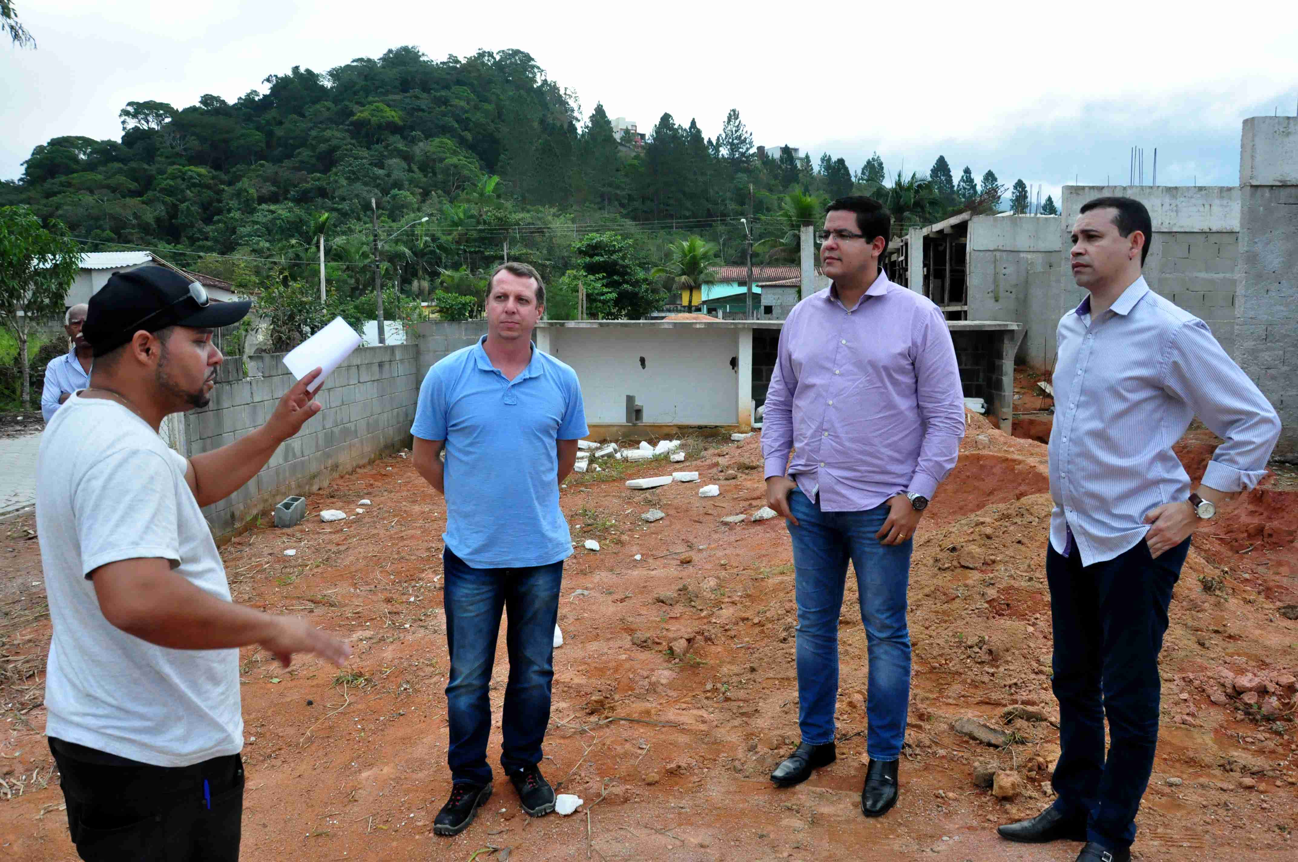 Aguilar Junior determina retomada das obras da Creche da Fazendinha