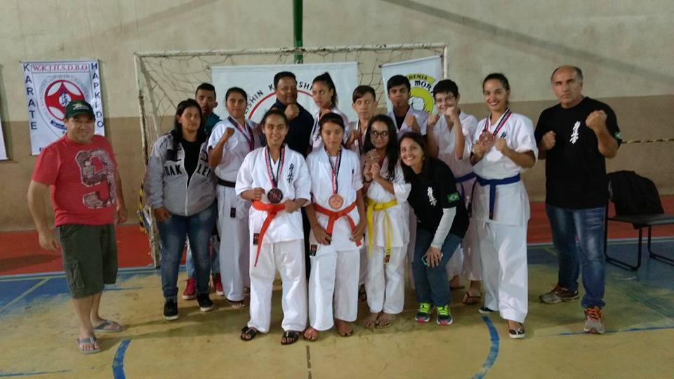 Atletas de natação e karatê de Caraguatatuba conquistam medalhas em competições