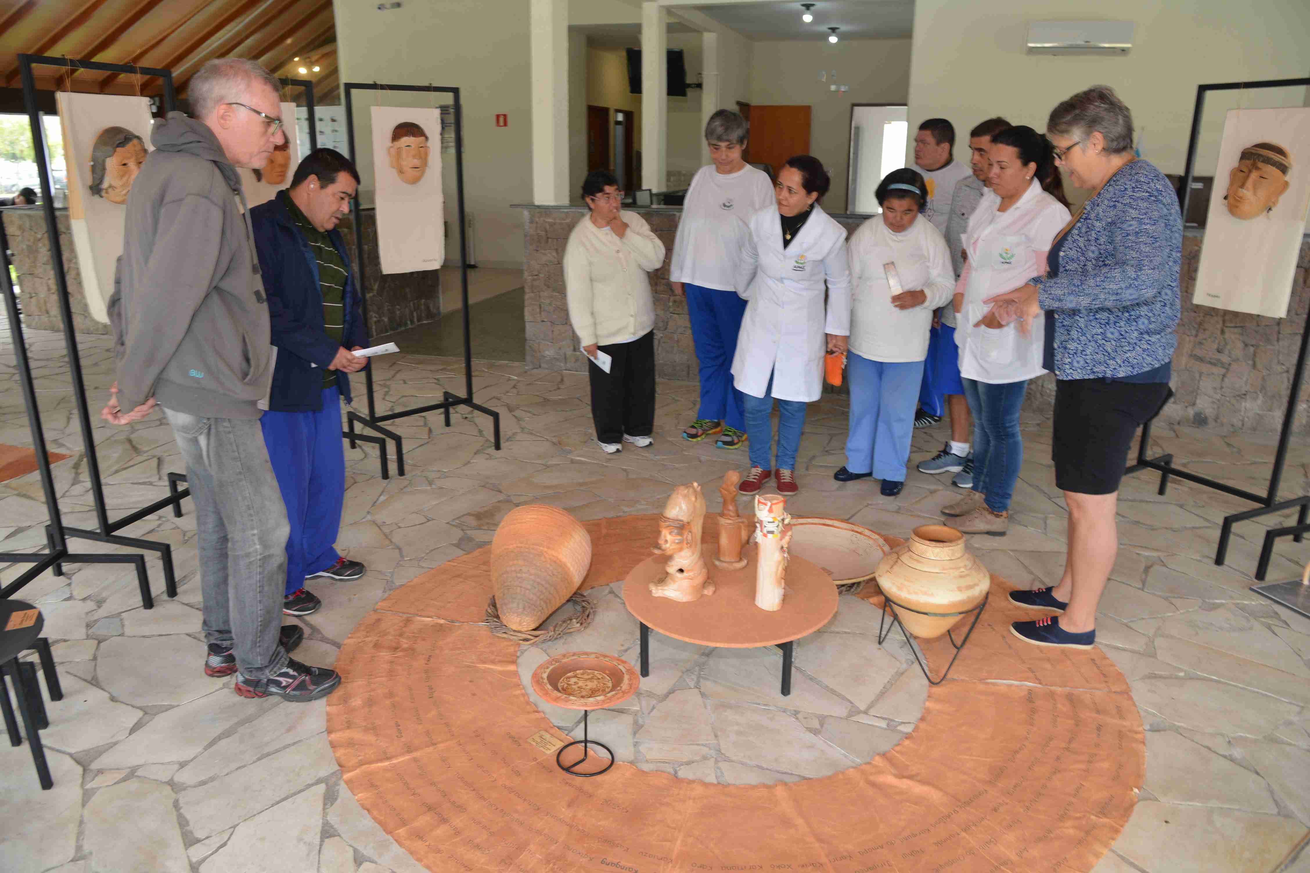 Alunos da Apae de Caraguatatuba visitam exposição ‘Origens Nativos’ na Secretaria de Turismo