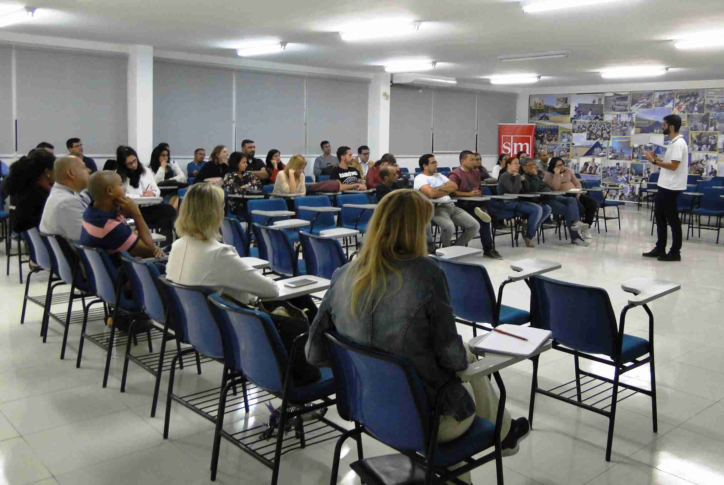 Autor de coleção didática tem encontro com professores de Matemática para troca de experiências