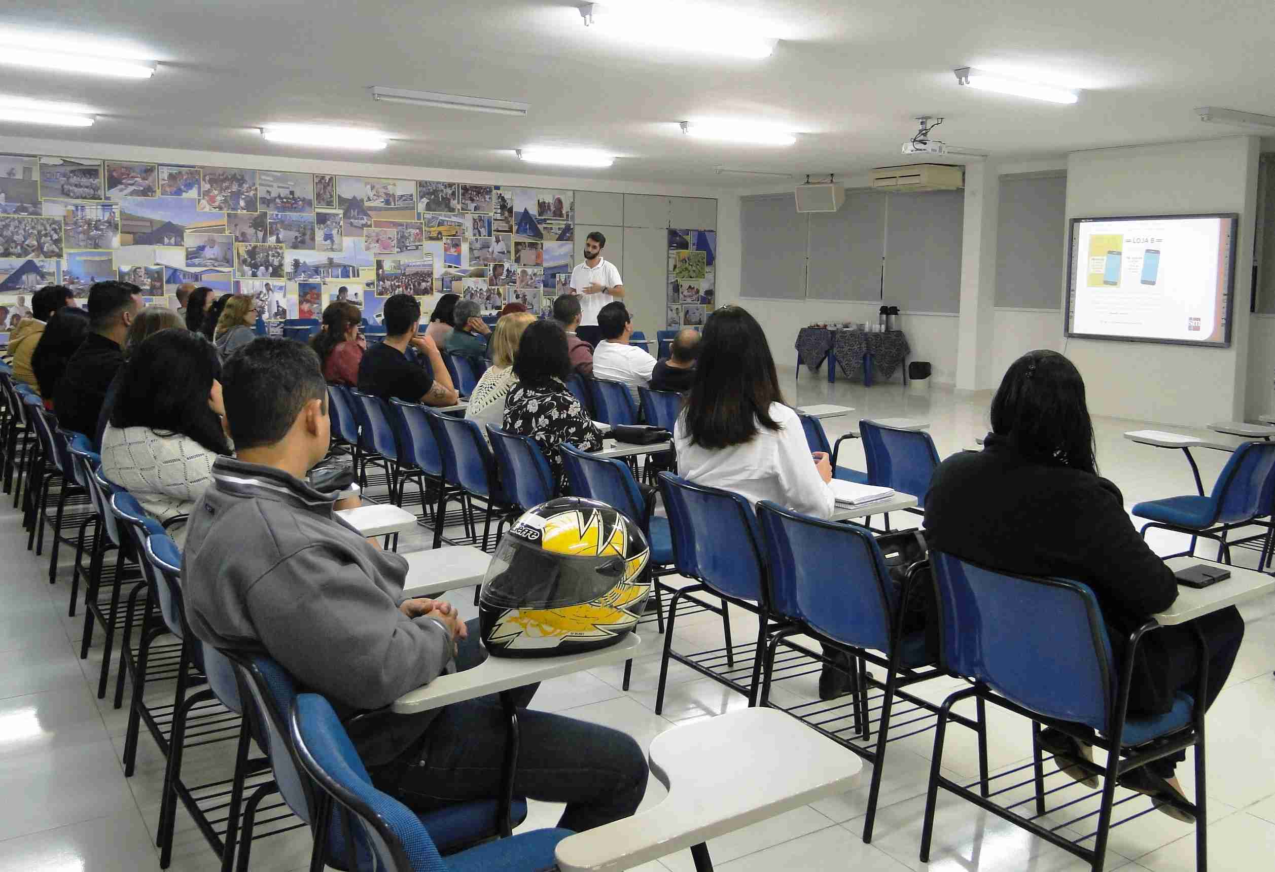 Autor de coleção didática tem encontro com professores de Matemática para troca de experiências (Foto: Cláudia Moysés/PMC)