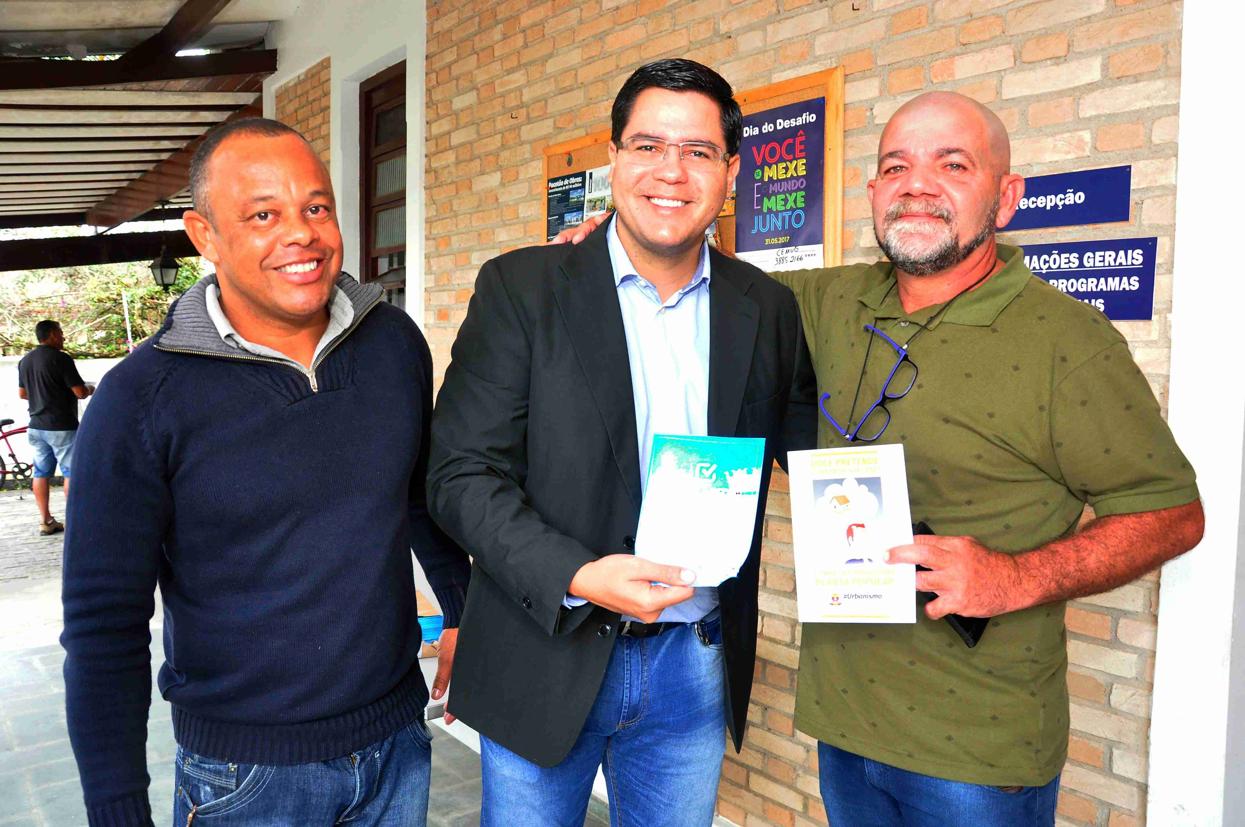 Aguilar Junior acompanha trabalho do Programa de Regularização Fundiária de Caraguatatuba