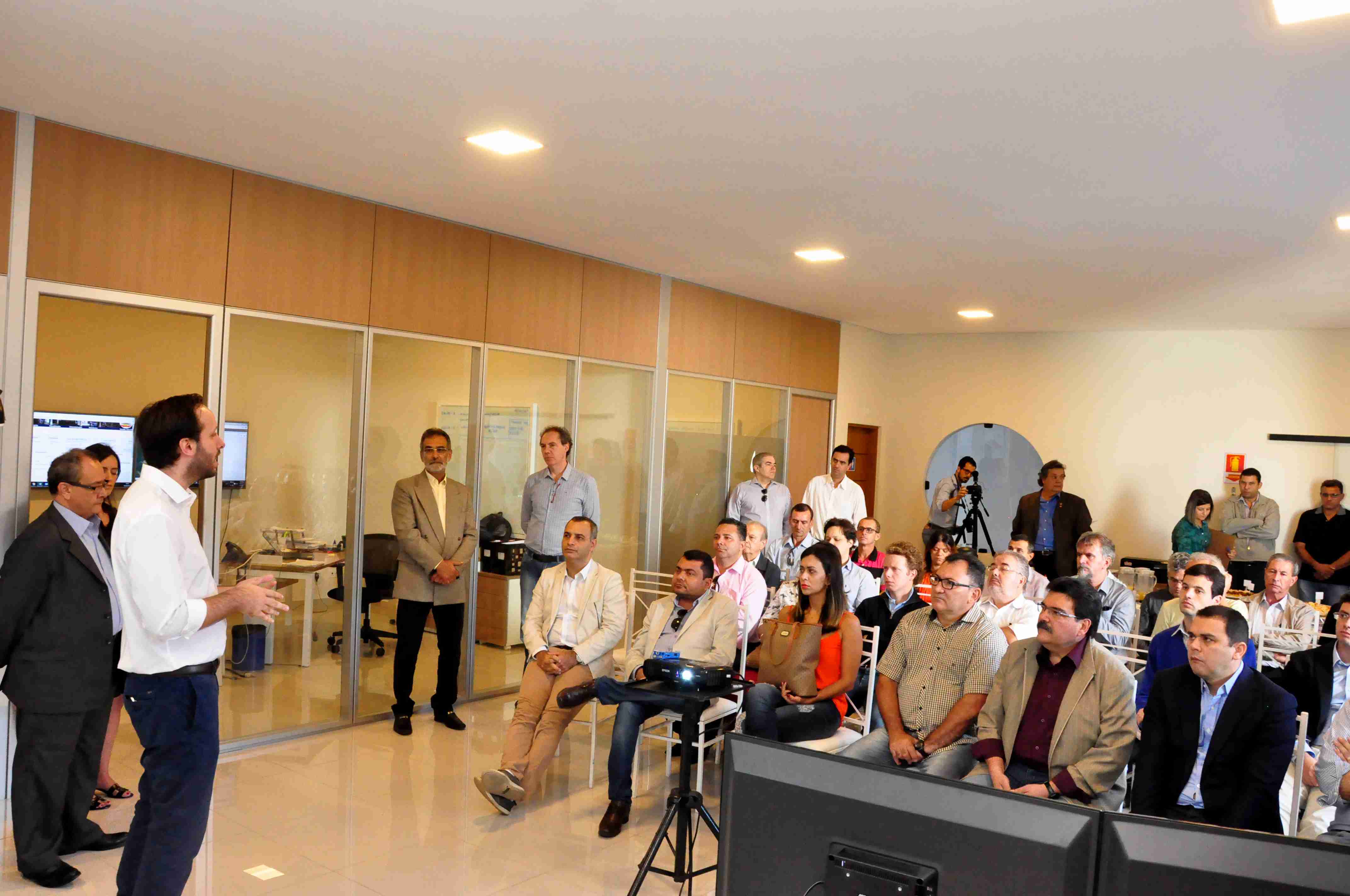 Caraguatatuba será a 1ª cidade inteligente do Brasil com toda iluminação pública em LED até 2018 (Fotos: Luís Gava e Vera Mariano/PMC)