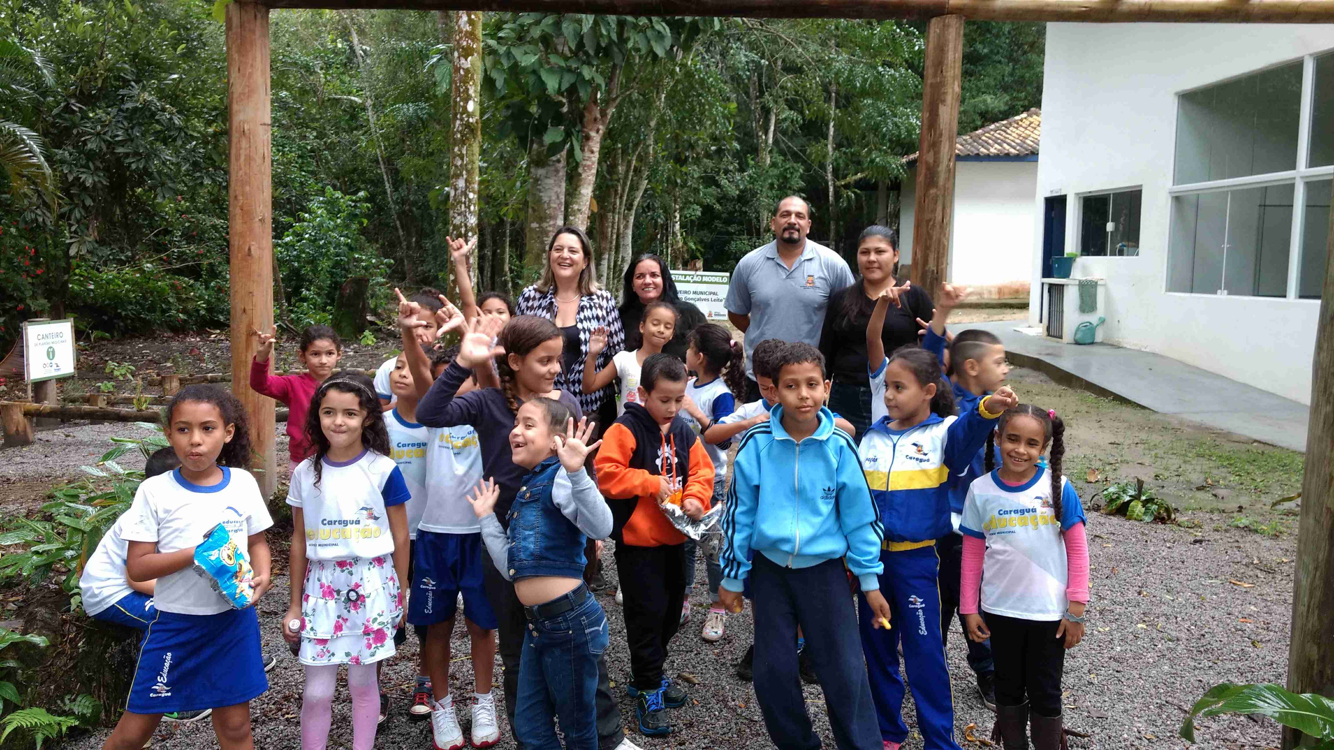 Alunos conhecem produção do Viveiro Municipal durante Semana do Meio Ambiente (Fotos: Divulgação)