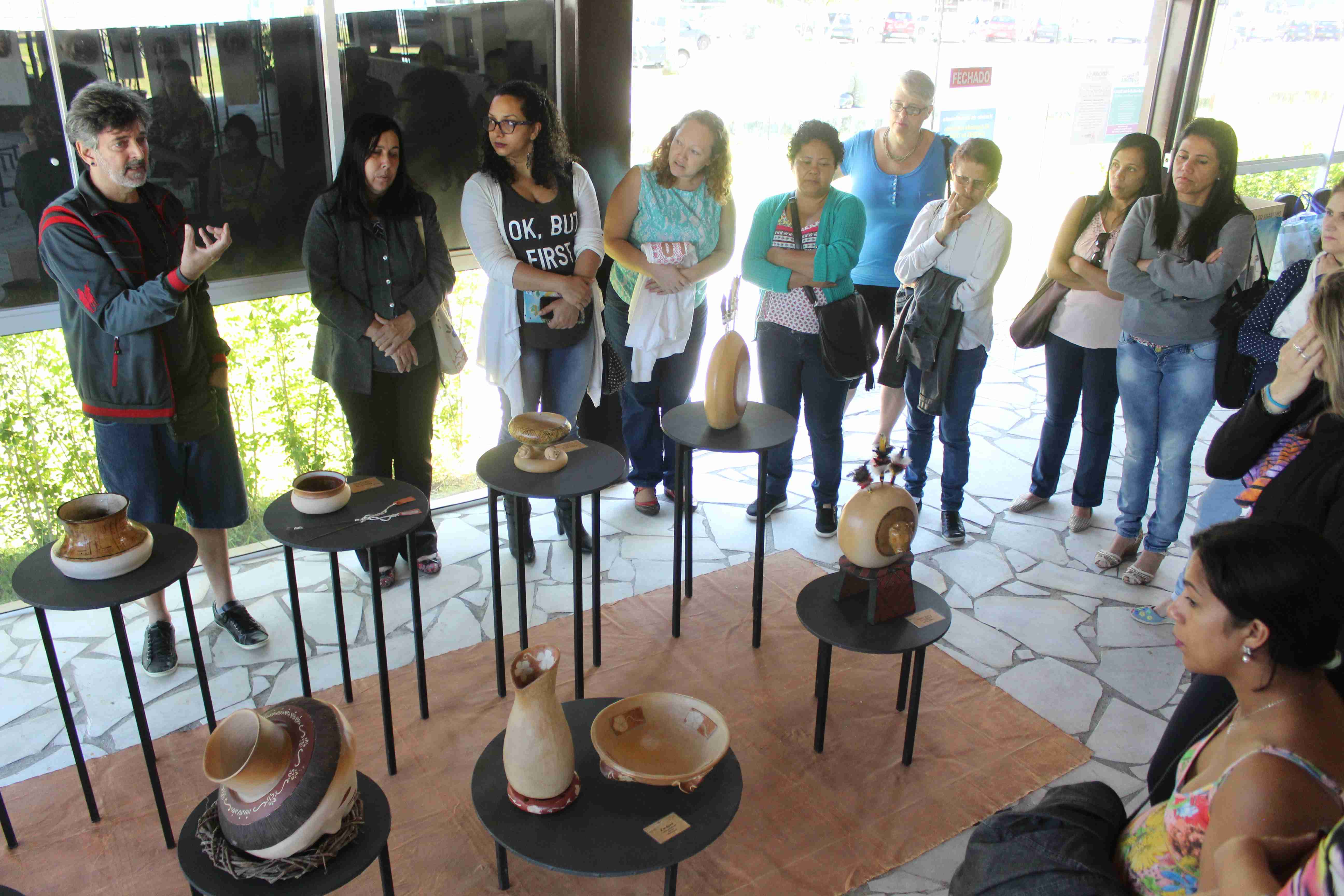 Professores alfabetizadores visitam exposição do ceramista Carlo Cury (Fotos: Lucas Camargo/PMC)