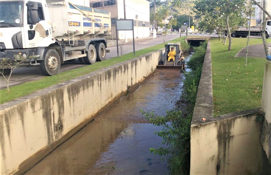 07_21 Limpeza do canal av Brasil 1