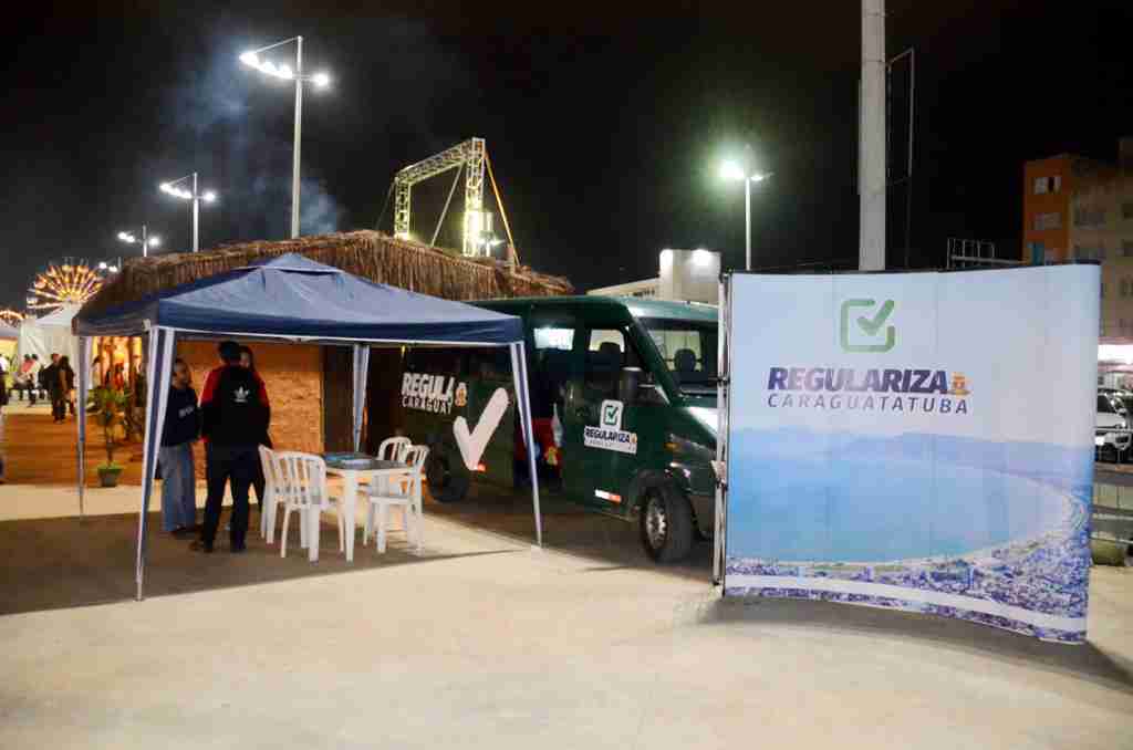 Van do Regulariza Caraguatatuba faz plantão no Festival do Camarão