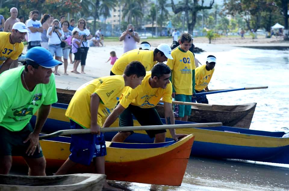 A 20ª Corrida de Canoa Caiçara está chegando. No domingo (16), às 9h, em frente à Praça da Cultura, na Praia da Centro, como parte da programação do Festival do Camarão, a tradicional corrida reúne canoeiros de todas as idades, com premiações aos três primeiros colocados.    O evento é realizado pela Fundacc – Fundação Educacional e Cultural de Caraguatatuba - e visa a valorização da cultura caiçara na sua forma mais ampla de expressão.    Os interessados em participar da corrida devem possuir canoa feita no tronco e se inscrever no dia e local do evento, até 30 minutos antes da largada.As categorias variam entre solo, dupla, trio e dupla mista.    Este ano, as crianças e os jovens terão um espaço especial na corrida, podendo participar em categorias variadas.    De acordo com o coordenador de Folclore da Fundacc, Felipe Leite, “é importante que esse evento e tanto as pessoas que participam dele sejam valorizados. O caiçara é o maior bem da cidade e nada melhor que presenteá-los com uma das atividades que mais apreciam”.    Festival do Camarão    Esta é a 20ª edição do Festival do Camarão, realizada entre os dias 12 e 16 de julho. Muitas atrações e surpresas esperam por turistas e munícipes. São 20 barracas de doce e salgado, programação musical das 12h às 0h e tendas especiais serão parte do muito que será a edição da festa.​ ​