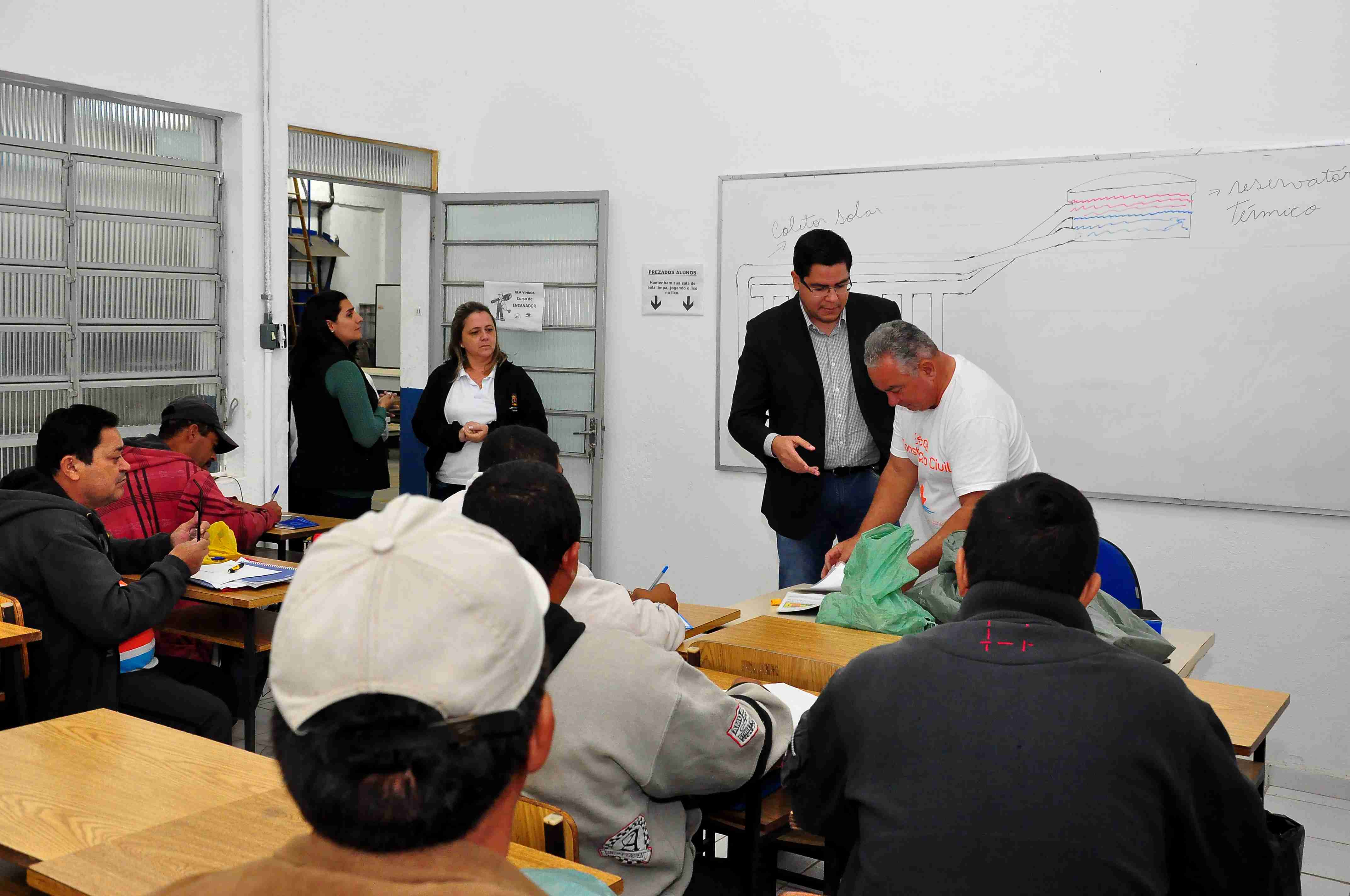 Prefeito Aguilar Junior acompanha aula prática dos alunos do Polo da Construção