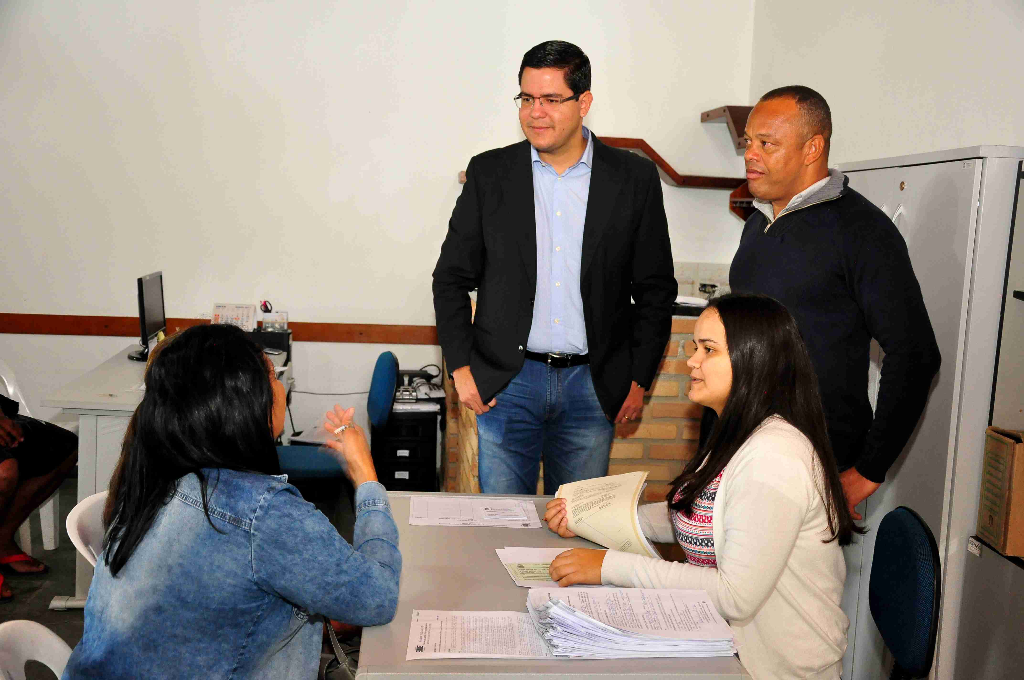 Prefeitura entrega os primeiros títulos de propriedade (Fotos: Luís Gava/PMC)