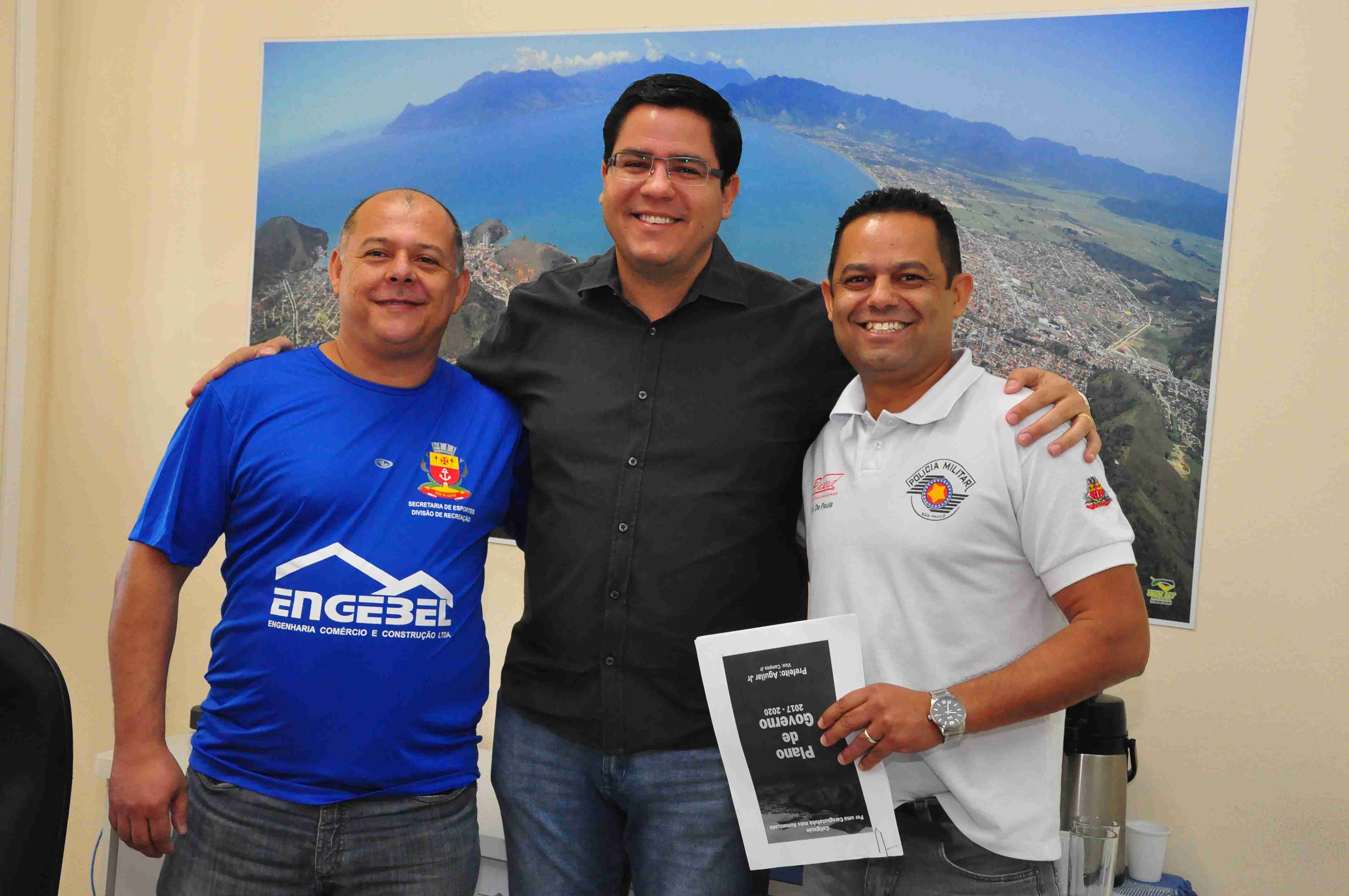Prefeito Aguilar Junior junto com o secretário adjunto Adivaldo e o novo secretário de Esportes De Paula (Fotos: Luís Gava/PMC)