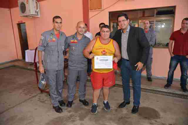 Aguilar Junior homenageia equipe dos Bombeiros após salvamento (Fotos: Claudio Gomes/PMC)