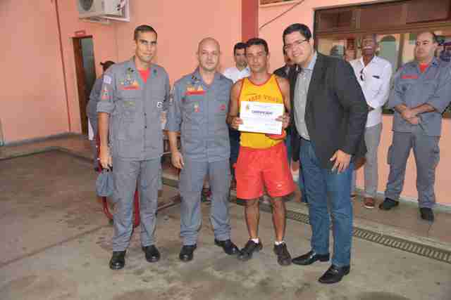 Aguilar Junior homenageia equipe dos Bombeiros após salvamento