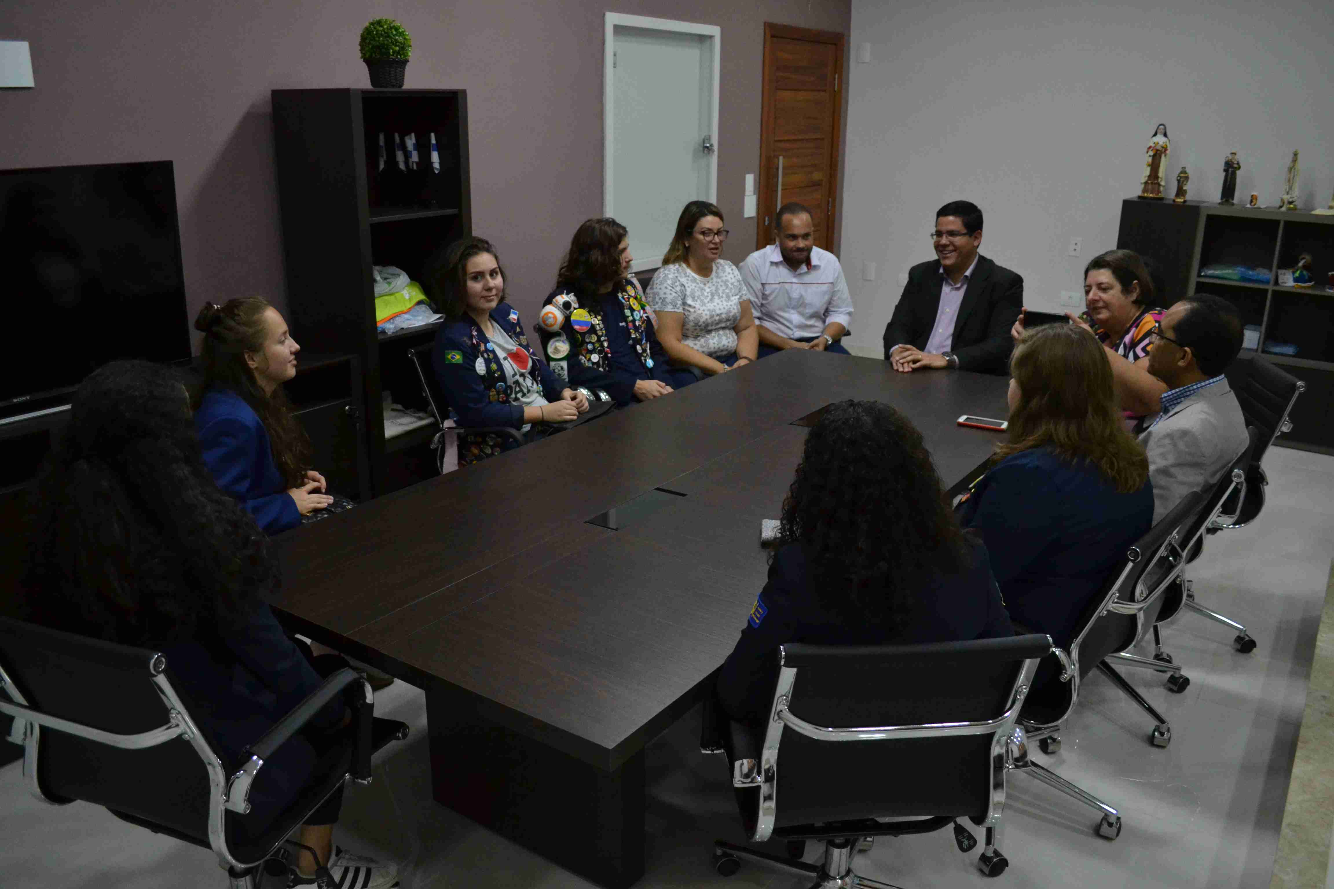 Jovens que participam de intercâmbio visitam gabinete do prefeito (Fotos: Lucas Camargo/PMC)