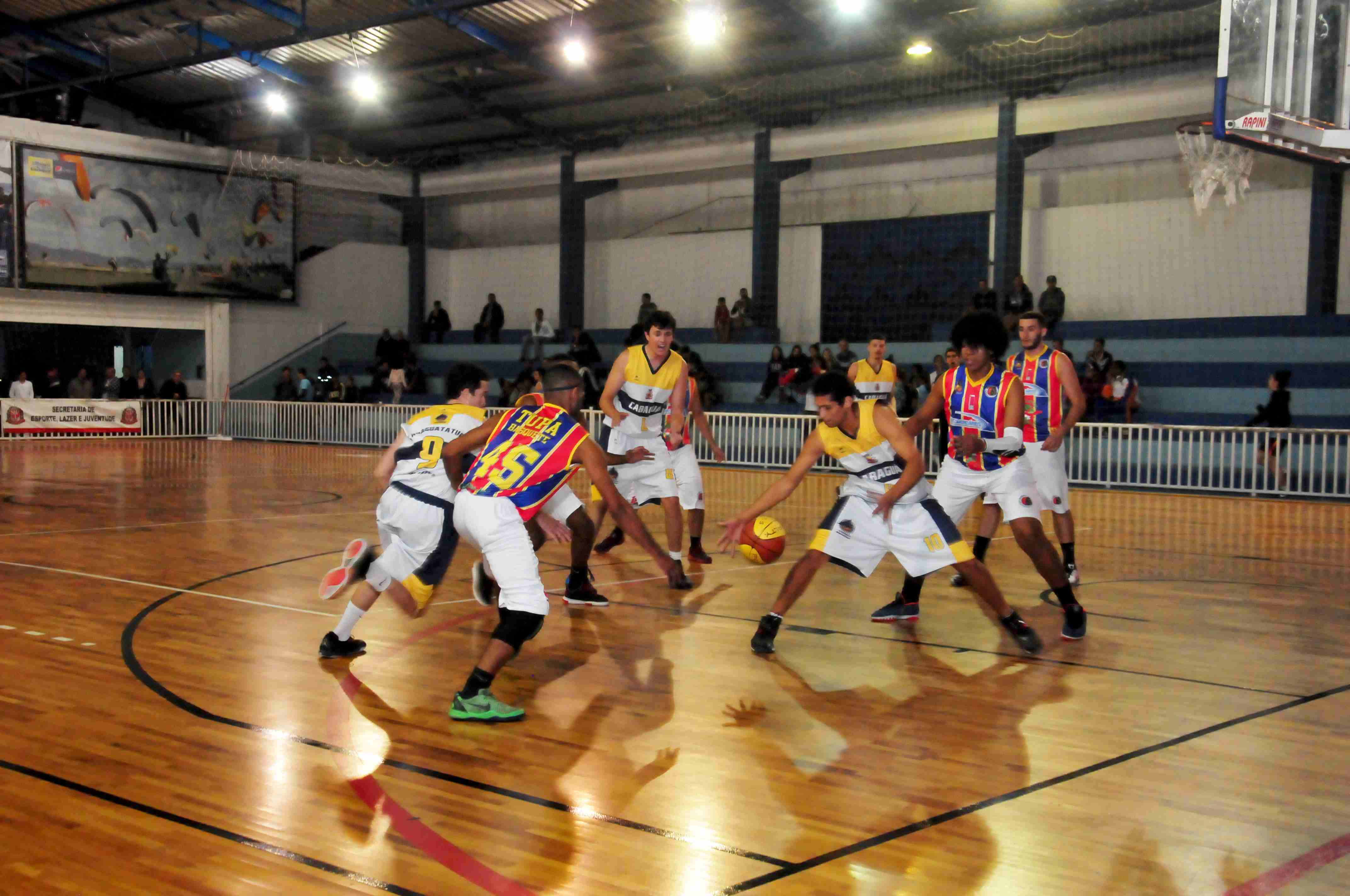 Basquete masculino e feminino de Caraguatatuba estreia neste final de semana nos Regionais