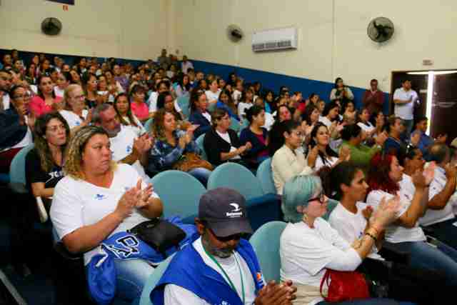 Agentes comunitários de saúde recebem 150 tablets em Caraguatatuba