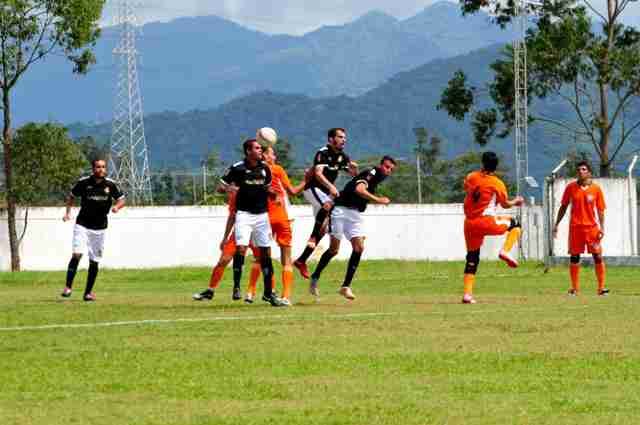 Time de futebol americano de Caraguatatuba vence partida em São