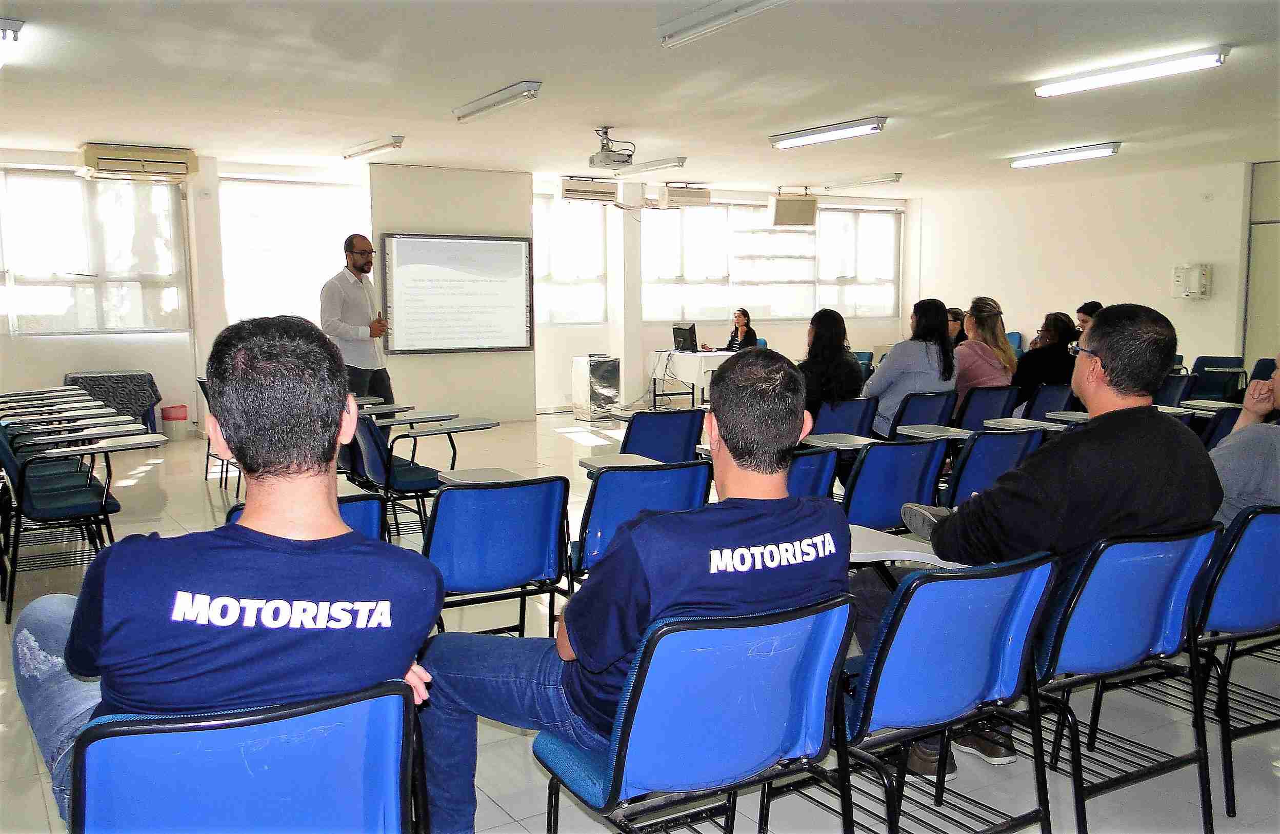 Servidores da Educação participam de palestra sobre álcool e drogas na Semana de Prevenção às Deficiências