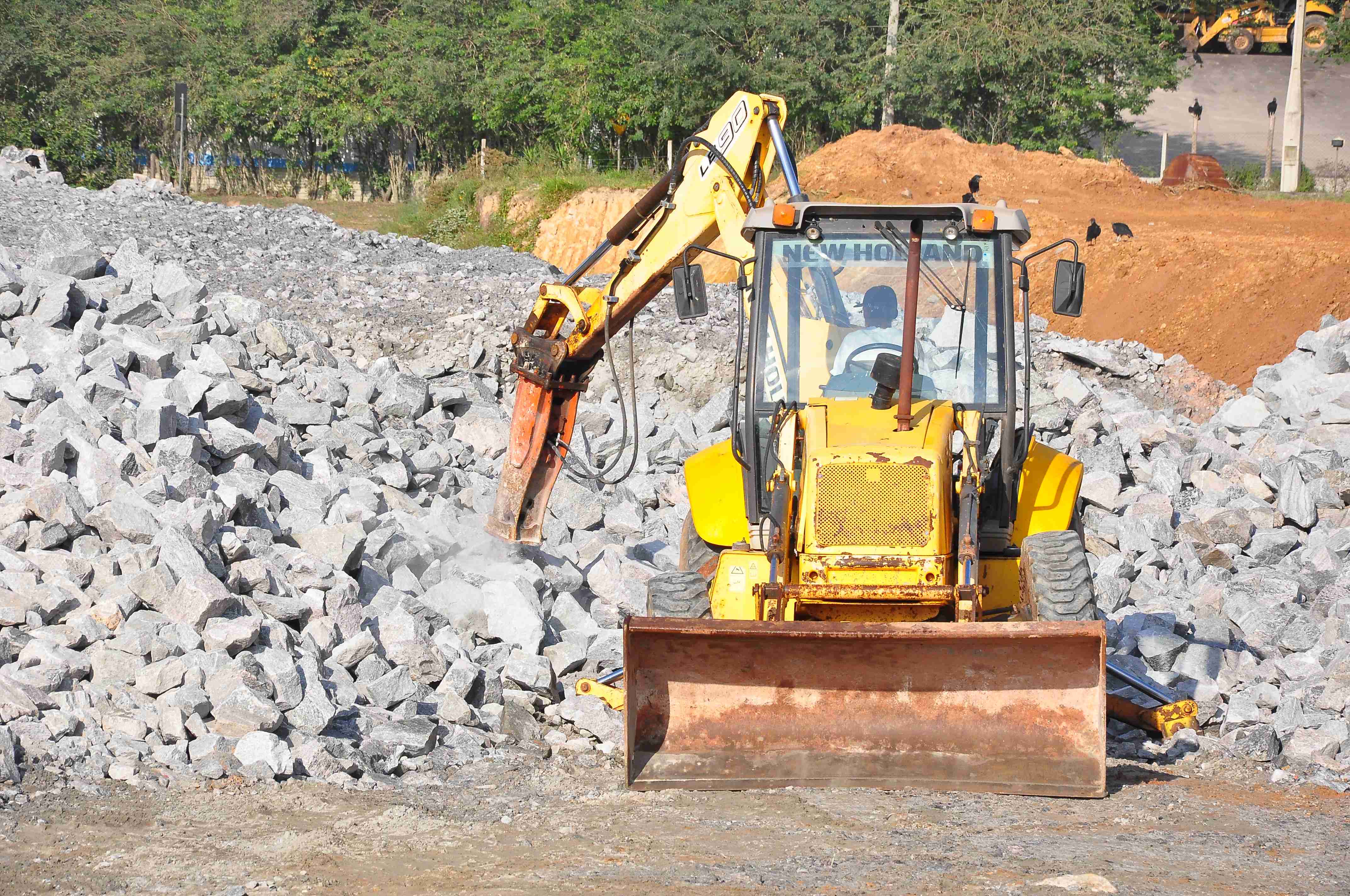 Prefeitura de Caraguatatuba inicia britagem de material que será utilizado em ruas da cidade (Fotos: Luís Gava/PMC)